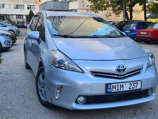 Toyota Prius v foto 1