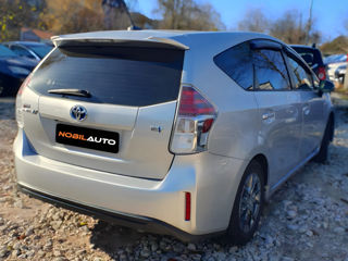 Toyota Prius v foto 4