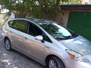 Toyota Prius v foto 4