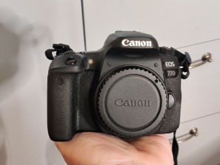 Canon EOS 77D foto 1