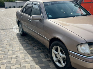 Mercedes C-Class foto 2