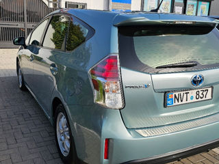 Toyota Prius v foto 6