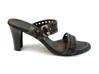 Salvatore Ferragamo Perforated Sandal. Размер 38. Оригинал. В отличном состоянии. foto 7