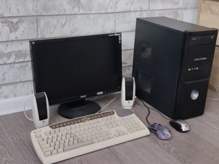 Компьютер с монитором асус, колонками и двумя мышками клавиатура в подарок