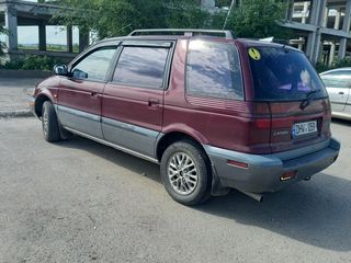 Mitsubishi Space Wagon foto 2