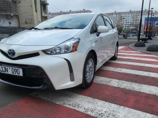 Toyota Prius v foto 9