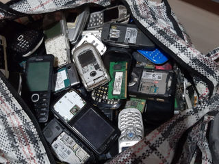 Vind 29 kg de telefoane cu butoane sunt și bune și cu defecte