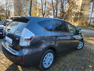 Toyota Prius v foto 19