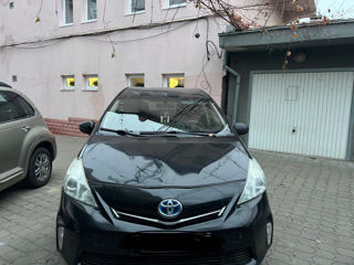 Toyota Prius v foto 2