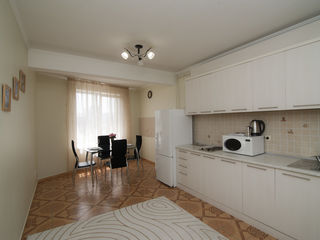 Apartament cu 3 camere, 120 m², Centru, Chișinău foto 3