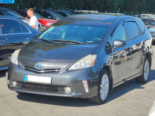 Toyota Prius v foto 1