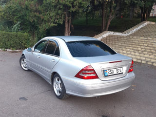 Mercedes C-Class foto 2