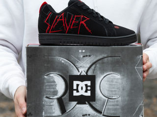 DC х Slayer Court Graffik Unisex foto 4