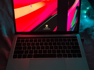 Vând MacBook 13inch 2018 în starea care o vedeți!