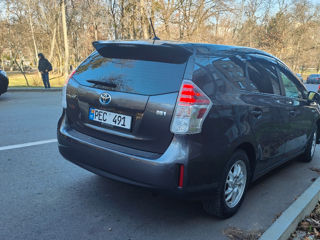 Toyota Prius v foto 2