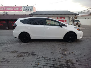 Toyota Prius v foto 4