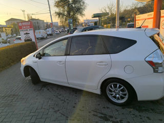 Toyota Prius v foto 7