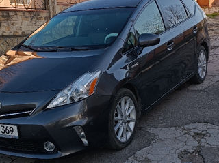 Toyota Prius v foto 10