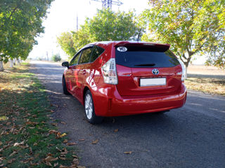 Toyota Prius v foto 4