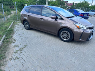 Toyota Prius v foto 3