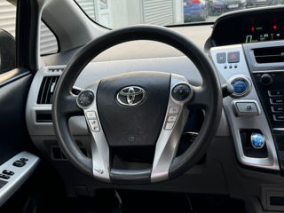 Toyota Prius v foto 11