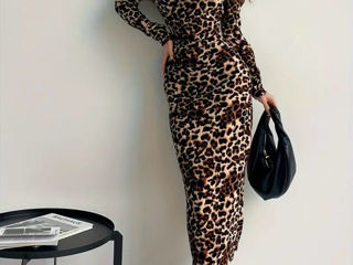 Rochie pe corp,leopard,nouă. foto 3