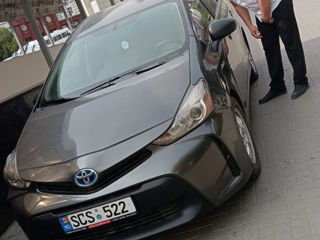 Toyota Prius v foto 4