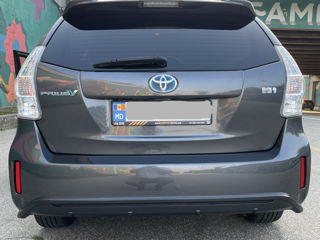 Toyota Prius v foto 4