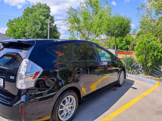 Toyota Prius v foto 3