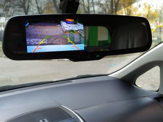 Внутренние зеркало с монитором для подключения камеры заднего вида на разных автомобилях .