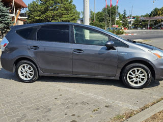 Toyota Prius v foto 5