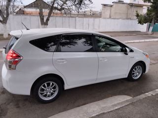 Toyota Prius v foto 5