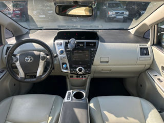 Toyota Prius v foto 11