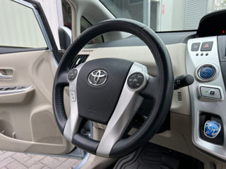 Toyota Prius v foto 11