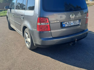 Volkswagen Touran foto 2