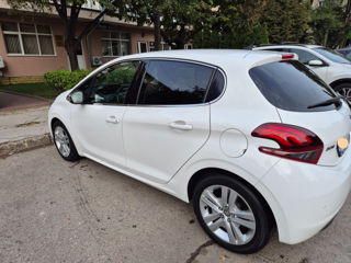 Peugeot 208 foto 2