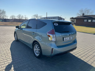 Toyota Prius v foto 4