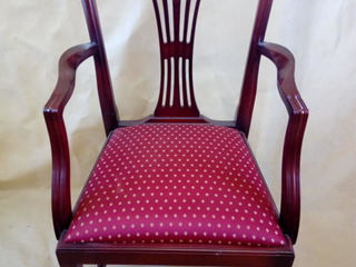 Продается стулья (новые), стол б/у.- размер: ширина - 0,4 см., высота - 0.82 см.