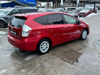 Toyota Prius v foto 7