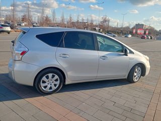 Toyota Prius v foto 3