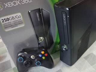 Продам Xbox 360 Slim 260 гб + прошивка Freeboot + 30 игр + коробка