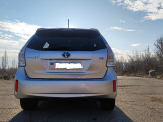 Toyota Prius v foto 8