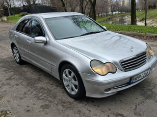 Mercedes C-Class foto 2