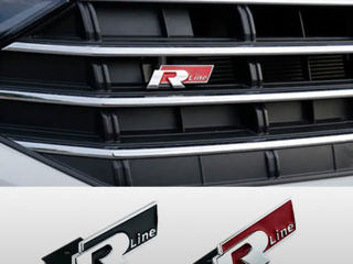 emblema R-Line pe grila fata