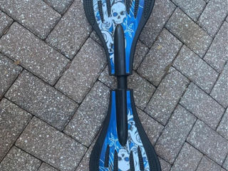 Surfing pe strada original.RipStick albastru cu design Skull.Tabla de caster cu 2 roti