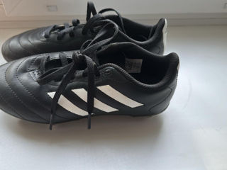 Vand ghete fotbal Adidas pt copii. Culoarea negru. Marimea 34