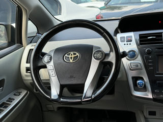 Toyota Prius v foto 10