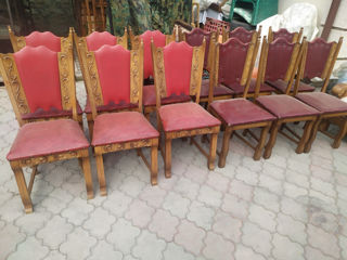 12 scaune din lemn natural.