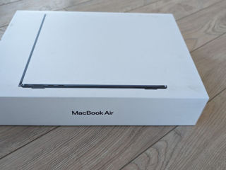 Vând MacBook Air 13-inch cu cip Apple M2, 8GB RAM, 256GB SSD foto 4