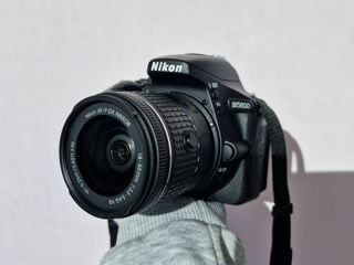 Cameră foto Nikon D5600 + AF-P 18-55VR Kit + card flash cu memorie 64 GB (stare ideală)